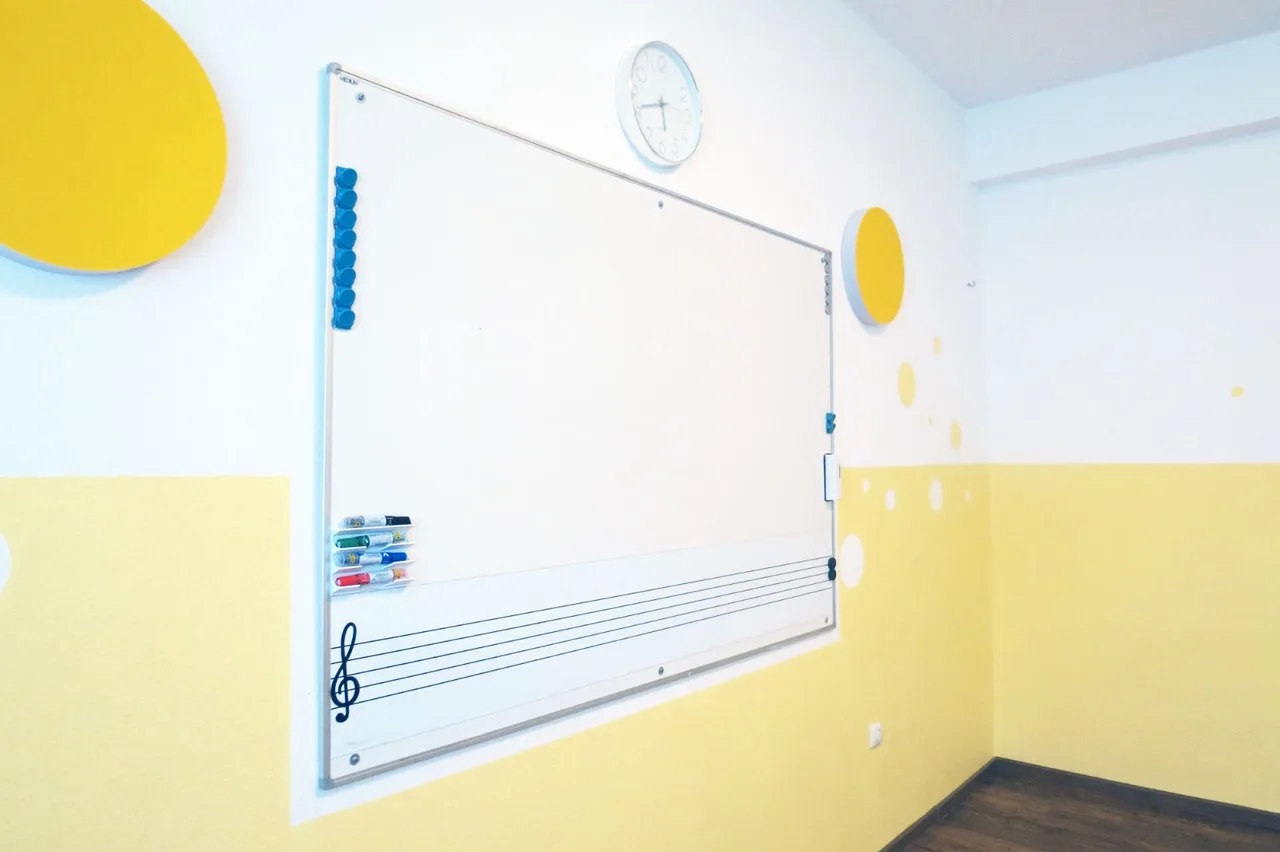 Whiteboard mit Notenlinien im Kursraum